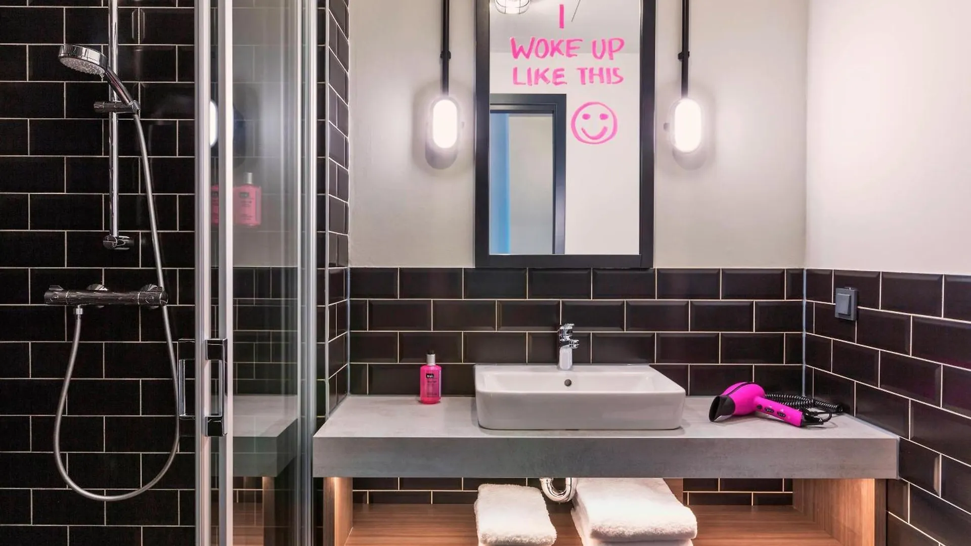 Moxy Duesseldorf South Hotel