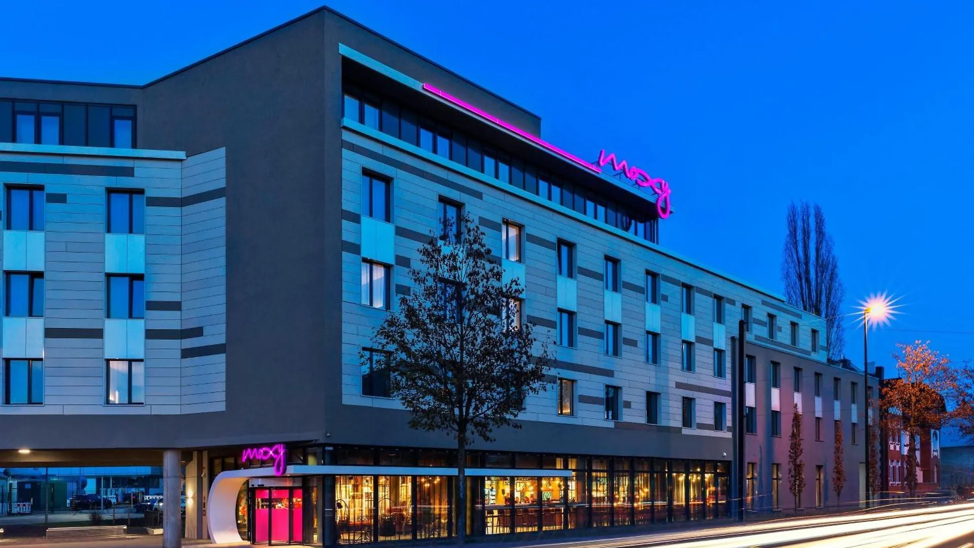 Moxy Duesseldorf South Hotel